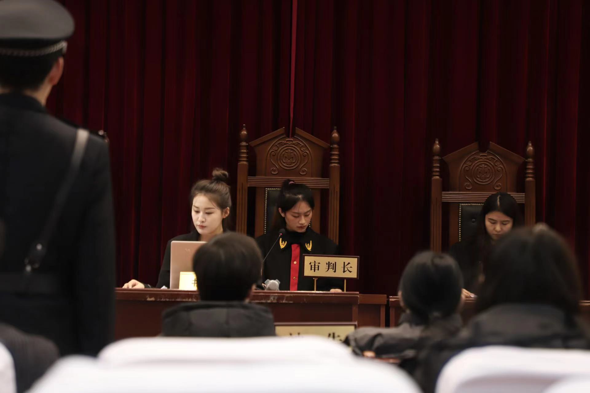 河南开封科技传媒学院人文学院举办模拟法庭活动
